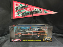 Carregar imagem no visualizador da galeria, 1966 TV Series Batmobile Batmóvel 1:18