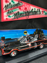 Carregar imagem no visualizador da galeria, 1966 TV Series Batmobile Batmóvel 1:18