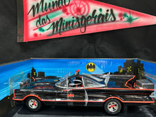 Carregar imagem no visualizador da galeria, 1966 TV Series Batmobile Batmóvel 1:18