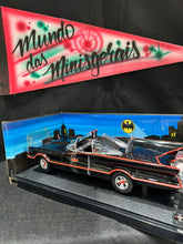 Carregar imagem no visualizador da galeria, 1966 TV Series Batmobile Batmóvel 1:18