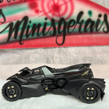 Carregar imagem no visualizador da galeria, Batmóvel - Batmobile Batmóvel Arkham Knight (rodas c 4 pontos dourados) - Jada