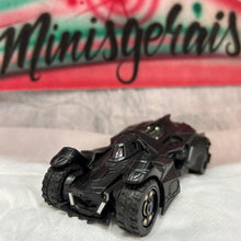 Carregar imagem no visualizador da galeria, Batmóvel - Batmobile Batmóvel Arkham Knight (rodas c 4 pontos dourados) - Jada