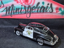 Carregar imagem no visualizador da galeria, Chevy Aerosedan Fleetline 1943 - Polícia 1/24 MotorMax