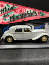 Carregar imagem no visualizador da galeria, Citroen 15CV 6 Cil 1952 Cromo desgastado