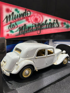Citroen 15CV 6 Cil 1952 Cromo desgastado