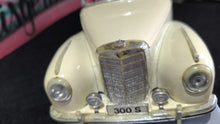 Carregar imagem no visualizador da galeria, Mercedes Benz 300S 1:18 Leves Defeitos