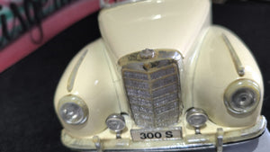 Mercedes Benz 300S 1:18 Leves Defeitos