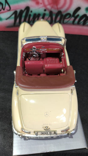 Mercedes Benz 300S 1:18 Leves Defeitos