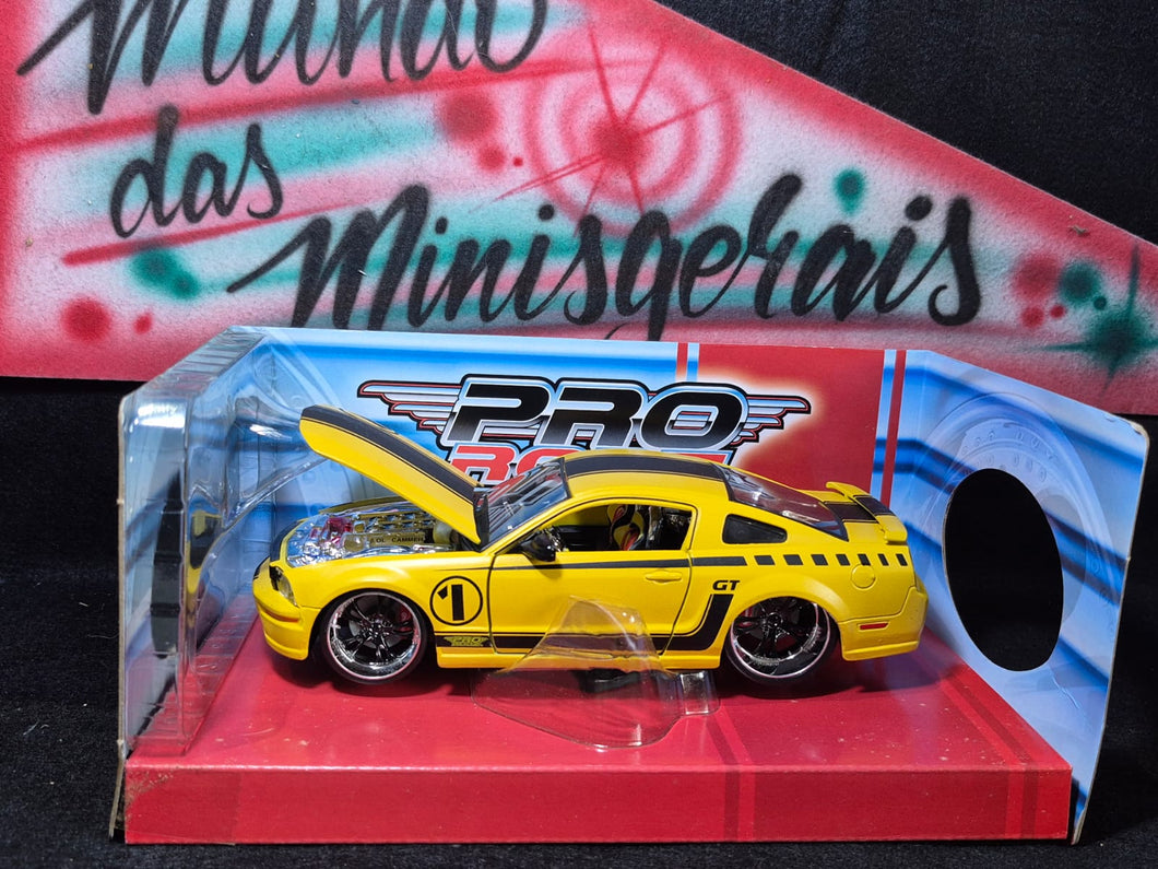 Mustang GT 2006 1/24 Amarelo