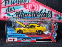 Carregar imagem no visualizador da galeria, Mustang GT 2006 1/24 Amarelo