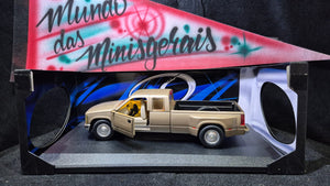 Chevrolet Silverado Truck Report 93 - 1:18 - Leves defeitos (miniatura antiga)