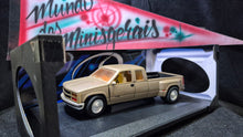 Carregar imagem no visualizador da galeria, Chevrolet Silverado Truck Report 93 - 1:18 - Leves defeitos (miniatura antiga)