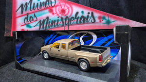 Chevrolet Silverado Truck Report 93 - 1:18 - Leves defeitos (miniatura antiga)