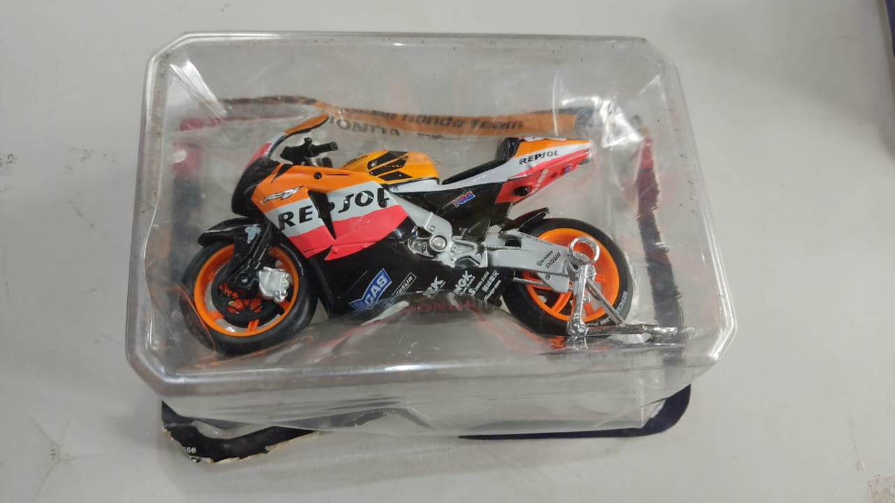 Moto Honda RC 211 V Repsol 2006 - 69 Valentino Rossi - Lacrada