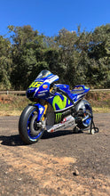 Load image into Gallery viewer, Moto Yamaha Yzr-m1 2016 Valentino Rossi 1/4 - 54 cm - FRETE GRÁTIS TODO O BRASIL