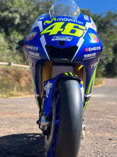 Load image into Gallery viewer, Moto Yamaha Yzr-m1 2016 Valentino Rossi 1/4 - 54 cm - FRETE GRÁTIS TODO O BRASIL