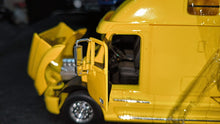 Carregar imagem no visualizador da galeria, Caminhão Freightliner Colúmbia Amarelo - 26,4 cm