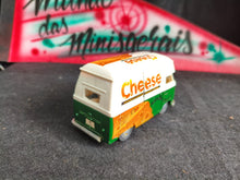 Load image into Gallery viewer, VW Volkswagen kombi teto alto - Australia Cheese - falta ponta p choque traseiro