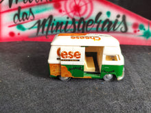 Load image into Gallery viewer, VW Volkswagen kombi teto alto - Australia Cheese - falta ponta p choque traseiro