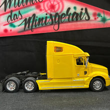 Carregar imagem no visualizador da galeria, Caminhão Freightliner Colúmbia Amarelo - 26,4 cm