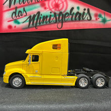 Carregar imagem no visualizador da galeria, Caminhão Freightliner Colúmbia Amarelo - 26,4 cm