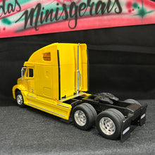 Carregar imagem no visualizador da galeria, Caminhão Freightliner Colúmbia Amarelo - 26,4 cm