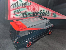 Carregar imagem no visualizador da galeria, GMC Vandura Esquadrão Classe A - 1/18 - 30 Cm - Hotwheels Elite - FRETE GRÁTIS TODO BRASIL
