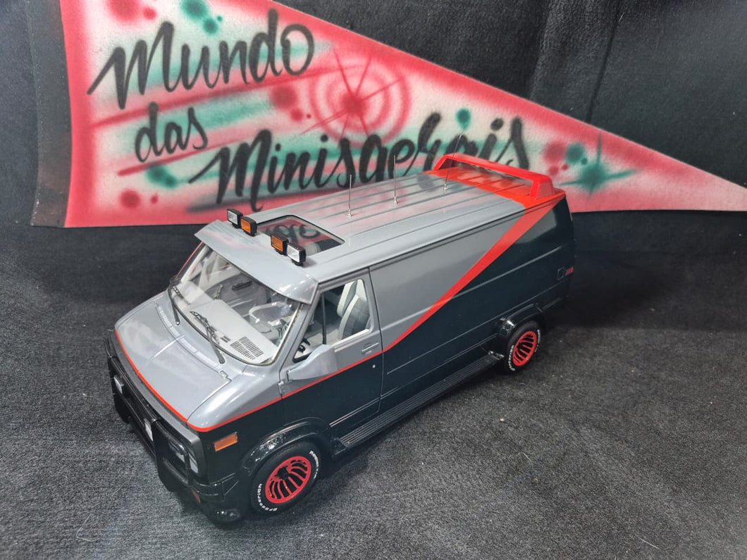 GMC Vandura Esquadrão Classe A - 1/18 - 30 Cm - Hotwheels Elite - FRETE GRÁTIS TODO BRASIL