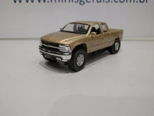 Carregar imagem no visualizador da galeria, Silverado  Pickup 1999 dourada - Fora da embalagem