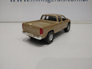 Silverado  Pickup 1999 dourada - Fora da embalagem