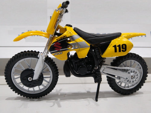 Moto Suzuki RM 250 Motocross - Amarela - 1:18 - Maisto Fora da embalagem